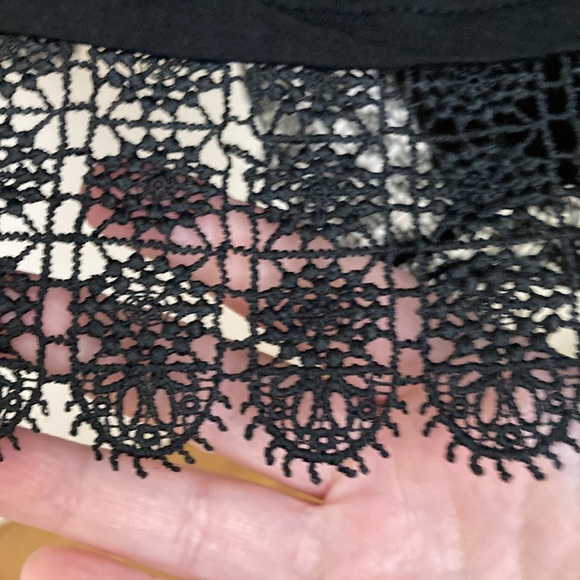 LOGO Black Tunic Tee Long Sleeve with Sharkbite Hi-Low Lace Hem 1X - Picture 7 of 7